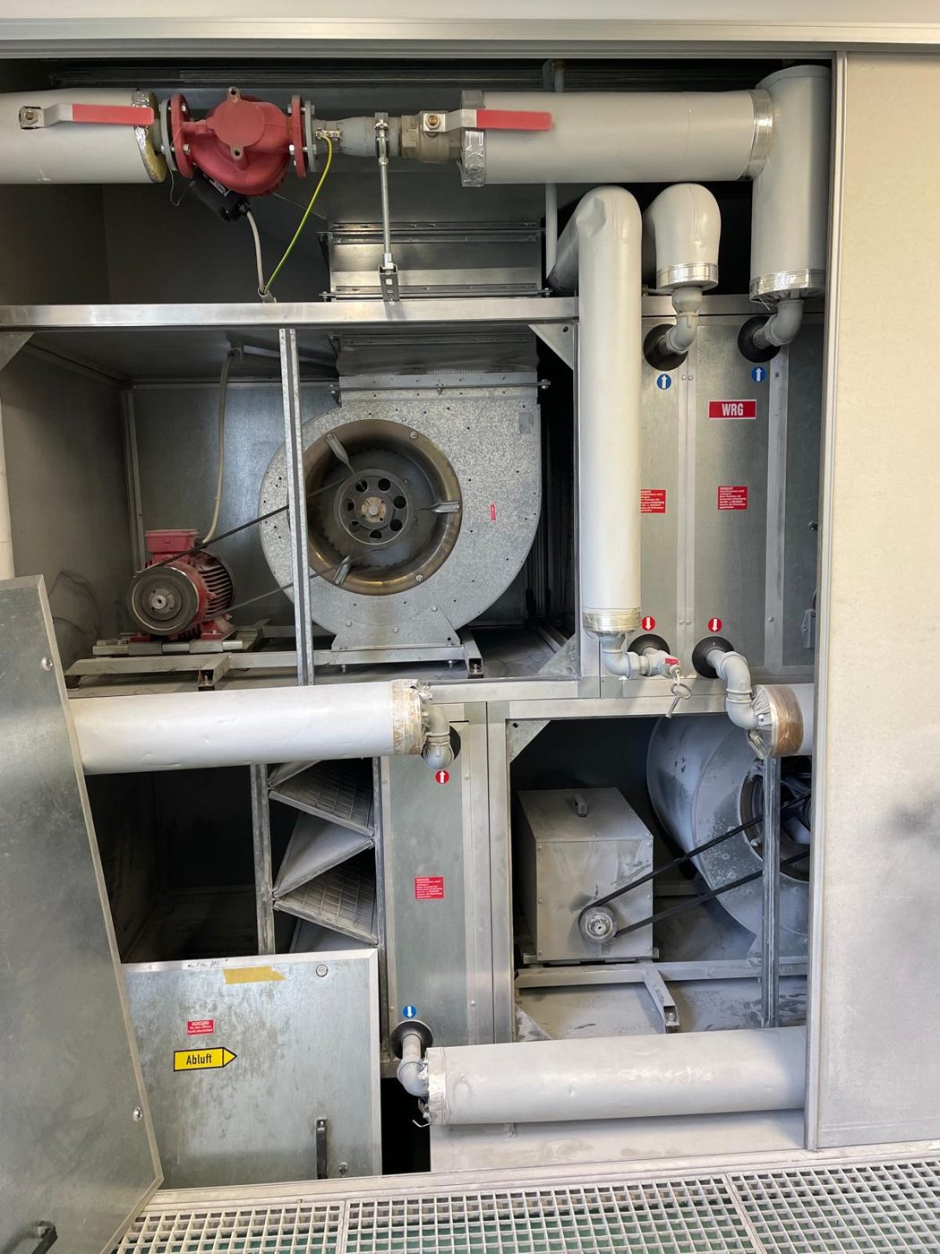 Geöffnete Lüftungstechnik einer Lackieranlage mit Ventilator